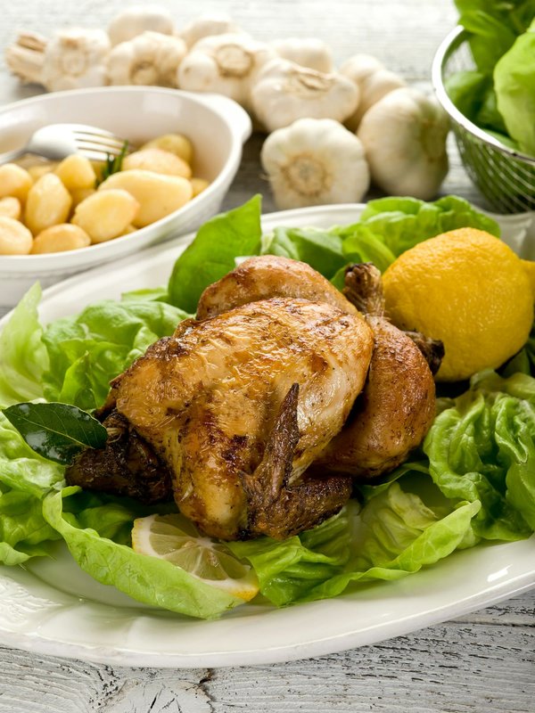 Qual è il metodo per un arrosto di vitello farcito con prugne e pancetta?