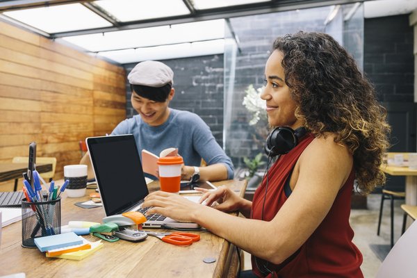 Quali tecniche di giardinaggio urbano possono massimizzare lo spazio in balcone?